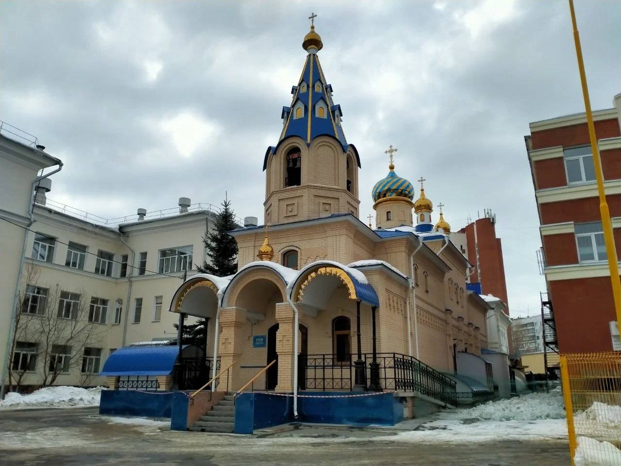 Резня в церкви иконы Божией Матери произошла на Урале Мужчина устроил поножовщину во время утренней службы сообщил челябинский Следком Он успел ранить сестру послушницу и прихожанку Женщин 53 и 74 лет госпитализировали Нападавшего задержали им оказался 25 летний парень который стоит на учете в психушке В полиции уточнили что поножовщина началась из за словесной перепалки Возбуждено уголовное дело   Подпишитесь на Абзац TG VK Дзен MAX Rutube