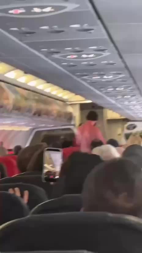 Пассажир устроил дебош на рейсе Нячанг-Бангкок и был задержан в аэропорту