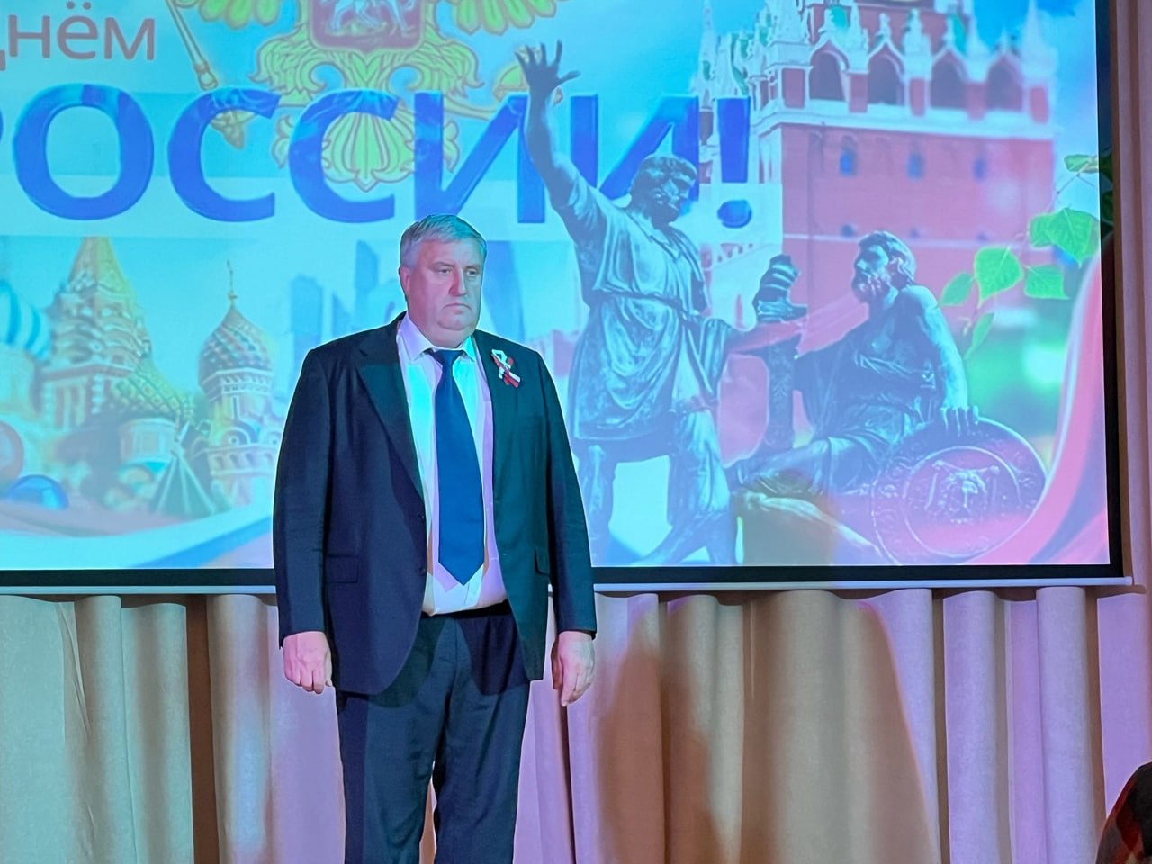 Глава Глазуновского района Орловской области уходит в отставку Совет народных депутатов Глазуновского района Орловской области одобрил досрочную отставку префекта Сергея Шамрина. Об этом сообщили в местной администрации. Шамрин подал заявление об отставке в связи с переходом на государственную гражданскую службу. На посту в статусе врио его заменит первый замглавы муниципалитета Роман Усиков. СМИ называют его сыном бывшего мэра Орла в 2015-2017 годы Андрея Усикова. Сергей Шамрин родился в Ставропольском крае в 1970 году. С раннего возраста проживает в поселке Глазуновка. В 1992 году он окончил физико-математический факультет Орловского пединститута. Первые годы своей карьеры он посвятил преподаванию физики и математики, а затем возглавил детско-юношескую спортивную школу в Глазуновке. В 2005 году Шамрин был избран главой поселка, а с 2011 года занимал пост главы района и секретаря местного отделения партии «Единая Россия». Шамрин женат, у него двое детей. Андрей Усиков с 2020 года занимает пост исполнительного директора Орловской областной федерации спорта, с 2022-го является членом регионального общественного совета партпроекта «Детский спорт». Работу замглавы Глазуновского района получил в прошлом году.