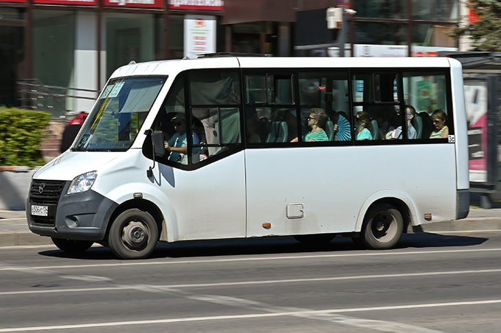 В Волгограде с 1 января изменились маршруты автобусов №79 и №61 и №61а  С 1 января в Волгограде начала действовать новая схема движения по трём вспомогательным автобусным маршрутам. Как сообщает ИА «Высота 102», изменения затронули транспортные направления №79 и №61 и №61а.  Напомним, как ранее сообщала редакция со ссылкой на городскую администрацию, скорректировать движение общественного транспорта чиновников сподвигли просьбы горожан. Пойдя им навстречу в мэрии удлинили маршрут автобуса №79, добавив в него заезд на ул. Вилянскую.  В обновлённом виде маршрут будет выглядеть следующим образом: «Оптовый рынок «Татьянка», «Дачи Нефтянников», СНТ «Нефтяник», «База сжиженного газа», «Нефтебаза», «Дачи Нефтебазы».   Подробнее