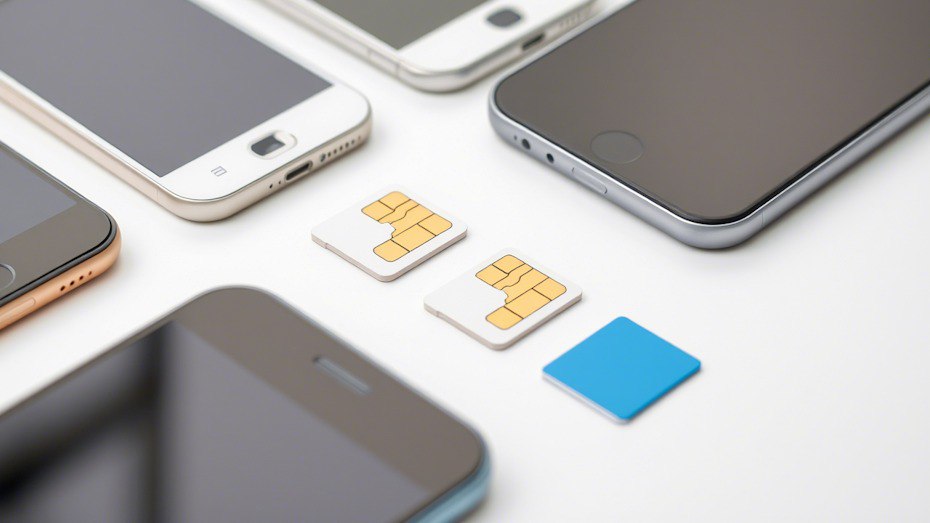 За нелегальную продажу SIM-карт будут сажать в тюрьму В России готовится ужесточение правил игры для операторов связи и продавцов SIM-карт, которое может навсегда изменить рынок и ударить по кошелькам даже рядовых граждан. За каждую «лишнюю» симку теперь придется платить по полной программе. Пакет антифрод-поправок, проходящий межведомственное согласование, вводит весомые санкции. Операторов будут штрафовать до 500 000 рублей за целый ряд нарушений: передачу недостоверных данных об абонентах, превышение лимитов на выдачу номеров, продажу SIM-карт в ненадлежащих местах не в салонах связи или уполномоченных точках или непередачу данных в систему мониторинга. Но главный удар — уголовная ответственность с лишением свободы до 1 года за повторные нарушения продажи симок иностранцам, если это привело к ущербу от 5 млн рублей. Операторов обяжут в реальном времени блокировать звонки с номеров, признанных подозрительными единой системой противодействия мошенничеству.