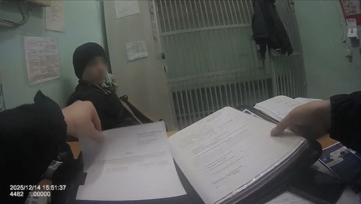 Школьник зацепер прокатился на хвостовом вагоне полиция ждала на выходе В Екатеринбурге школьник прокатился на бампере хвостового вагона с станции Площадь 1905 года до Динамо На выходе его задержали сотрудники метро и передали полиции С подростком и его бабушкой опекуном провели профилактическую беседу рассматривается постановка на учёт Правоохранители призвали подростков не рисковать ради хайпа и соблюдать правила транспортной безопасности Фото отделение по связям со СМИ УМВД России по Екатеринбургу теперь в МАХ