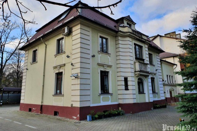 Экспертиза одобрила проект сохранения старинной виллы на улице Носова в Калининграде В здании размещается Северо Западное управление Ростехнадзора Вилла располагается на улице Носова 1 3 По заказу ведомства СК Стандарт подготовила проект для выполнения работ по сохранению старинного здания Документация проходила госэкспертизу Двухэтажную виллу с мансардой построили в начале ХХ века Здание украшают ризалиты балкон с балюстрадой люкарна руст сандрики карнизы и другие декоративные элементы Оно признано объектом культурного наследия регионального значения Фото Prussia39 Подписаться на Калининград Ru