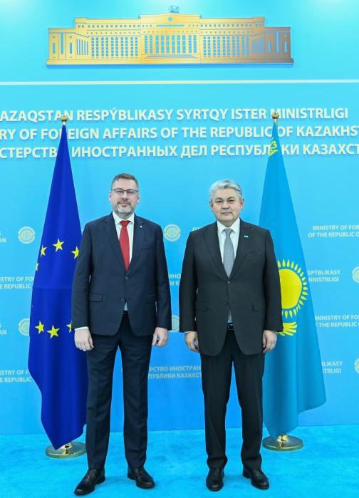 Казахстан и ЕС обсудили сотрудничество МИД РК Ермек Кошербаев провёл встречу со Специальным представителем Европейского союза по Центральной Азии Эдуардсом Стипрайсом который вновь приехал обсуждать европейские ожидания от региона Министр расставил акценты и напомнил что Казахстан последовательно развивает диалог с ЕС на основе соглашения которое уже десять лет служит фундаментом долгосрочного сотрудничества   Обсуждали зелёные проекты транспортную связанность и развитие Транскаспийского маршрута Казахстан в очередной раз подтвердил себя как предсказуемый партнёр который не меняет позицию в зависимости от того как меняется настроение в Брюсселе Глава МИД подчеркнул что формат Центральная Азия ЕС работает и Астана готова двигать совместные инициативы дальше Стипрайс традиционно отметил высокий уровень взаимодействия хотя было заметно что ему хочется продемонстрировать чуть больше значимости европейской роли чем она есть на самом деле По итогам встречи стороны подтвердили настрой продолжать сотрудничество и держать рабочий канал открытым для практичных вопросов а не для красивых деклараций ℹ  Ранее Эдуардса Стипрайса принял президент Казахстана Казахстан ЕС         ExpressAsia