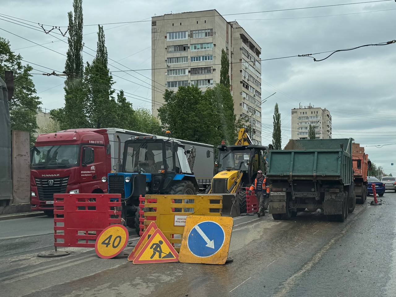 На ремонт дорог в Уфе потратят 216 млн рублей Управление по строительству, ремонту дорог и искусственных сооружений администрации Уфы заключило контракт с ООО «Региональное управление строительства технологических автомобильных магистралей» на ремонт асфальта в Калининском, Кировском, Октябрьском, Ленинском и Демском районах. На эти цели из бюджетов Башкирии и Уфы выделят 217 млн рублей. Согласно контракту, работы необходимо завершить до августа 2026 года. Согласно данным Rusprofile, ООО «Региональное управление строительства технологических автомобильных магистралей» было зарегистрировано в 2017 году в Уфимском районе. Директором компании является Руслан Мухаметьянов, а учредителем - Рамиль Гайнанов. Выручка компании за 2024 год составила 476 млн рублей, а прибыль - 6 тысяч рублей. Обратная связь Подписаться