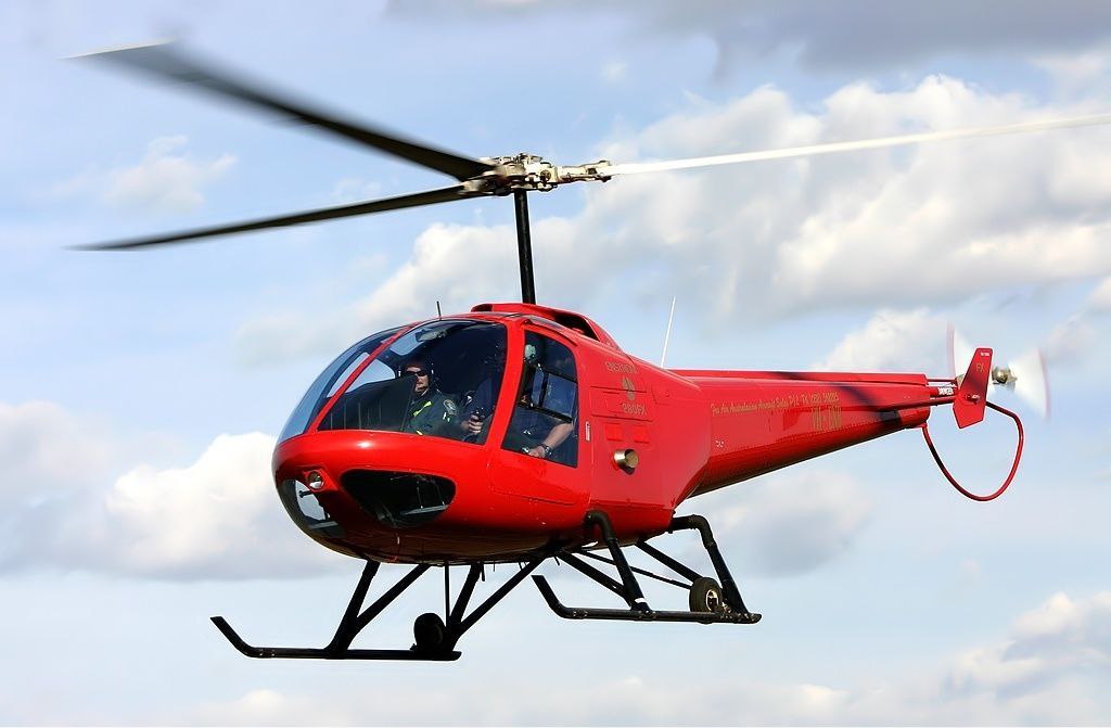 Два вертолета Enstrom F 28A и Enstrom 280C столкнулись в воздухе недалеко от аэропорта города Хаммонтон в Нью Джерси В результате катастрофы погиб один человек Еще один был обнаружен среди обломков он находится в тяжелом состоянии сообщает NBC News Подписаться на PRO transport