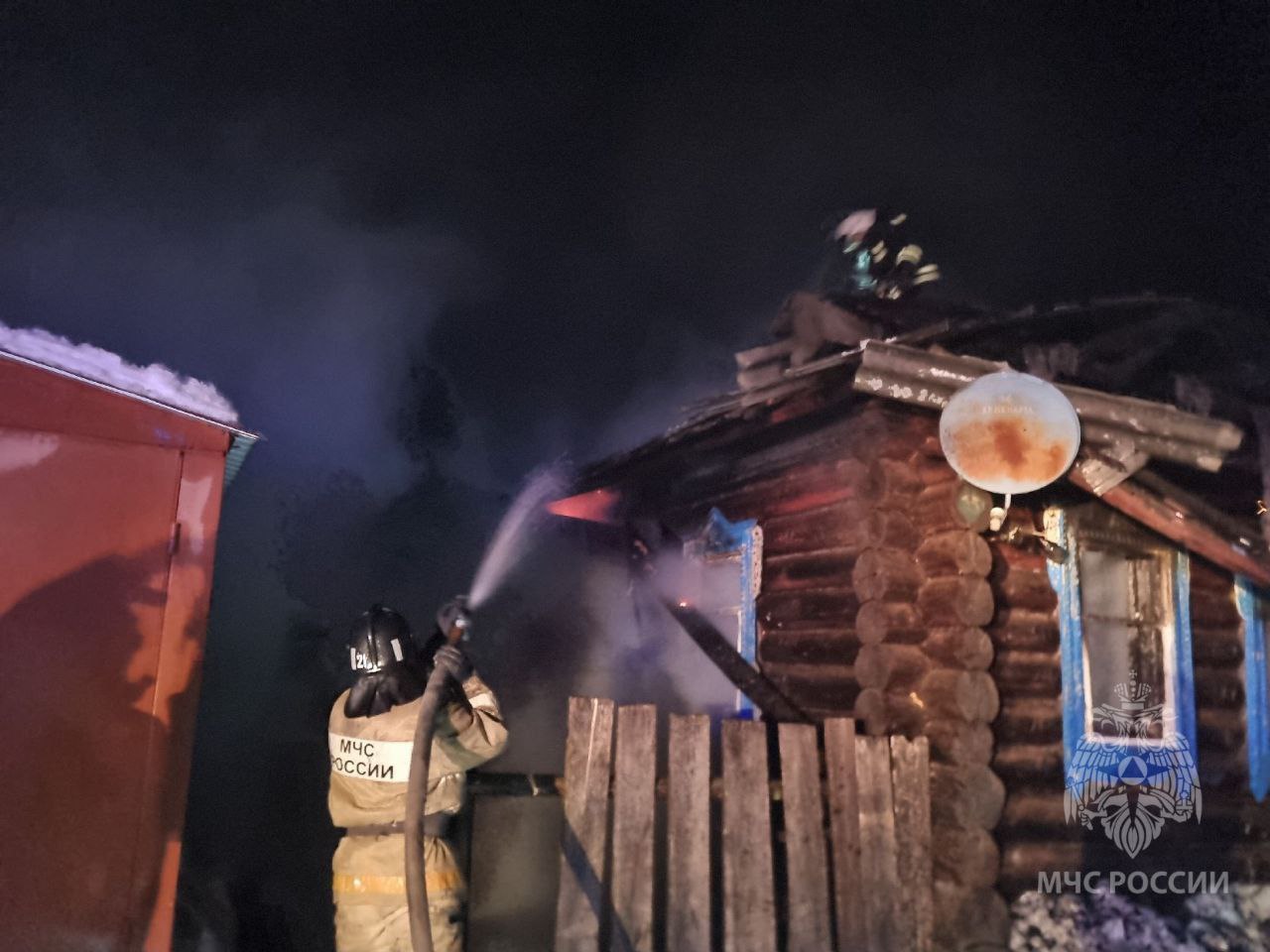 Пожар в Малмыжском районе унес две жизни  2 января в 15:45 на пожар в частном доме в селе Мари-Малмыж привлекались 9 спасателей и три единицы пожарной техники.  На месте пожара обнаружены тела тела мужчин. В результате сгорела веранда, обгорели стены дома и потолочное перекрытие.  Причина происшествия устанавливается.  Читать Pro Киров •