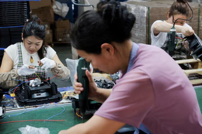 Деятельность китайских фабрик падает из за сокращения экспортных заказов В октябре производственная активность в Китае сокращалась седьмой месяц подряд из за снижения новых экспортных заказов поскольку стимул вызванный многомесячными предварительными закупками в ответ на угрозы введения пошлин со стороны президента США Дональда Трампа наконец сошёл на нет Официальный индекс менеджеров по закупкам PMI упал до 49 0 в октябре с 49 8 в сентябре что является шестимесячным минимумом показал опрос Национального бюро статистики в пятницу оставаясь ниже отметки 50 отделяющей рост от спада и не достигнув прогноза в 49 6 полученного в опросе Reuters   Политики рассчитывали на то что производители поспешат отправить свои товары в США крупнейшую в мире экономику потребителя в преддверии потенциальных трехзначных пошлин на китайские товары в течение первых трех кварталов 2025 года которые помогут компенсировать слабый внутренний спрос   Однако аналитики предупреждали что эта стратегия неустойчива и фактически заимствует рост из будущего чтобы создать видимость стабильности второй по величине экономики мира  Владельцы фабрик активизировали усилия по привлечению новых клиентов в Европе Латинской Америке на Ближнем Востоке и в Африке однако все чаще работают в убыток поскольку нет других рынков которые могли бы поглотить товары когда то закупавшиеся США на сумму около 400 миллиардов долларов Источник Reuters chinastocksnet Если полезно поставьте лайк Китай