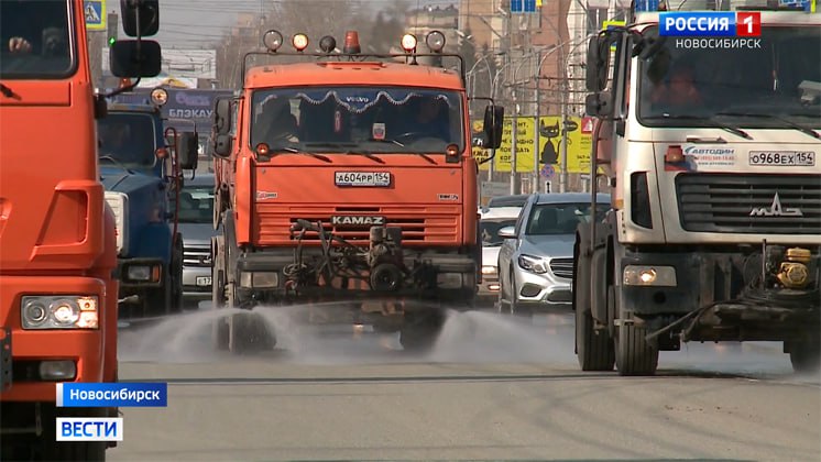 Пыли – бой! 27 июня в Новосибирске начали тестировать экспериментальный состав для обработки улиц от пыли. Отвечая запросу города и его жителей и видя проблему собственными глазами, в НГТУ создали средство, которое связывает меж собой мелкие частицы пыли. Из-за этого она не поднимает в воздух над дорогой. Надеемся, что испытания пройдут на отлично и уже этим летом пылевая проблема Новосибирска канет в Лету. Пыль, давай, до свидания! Вести Новосибирск