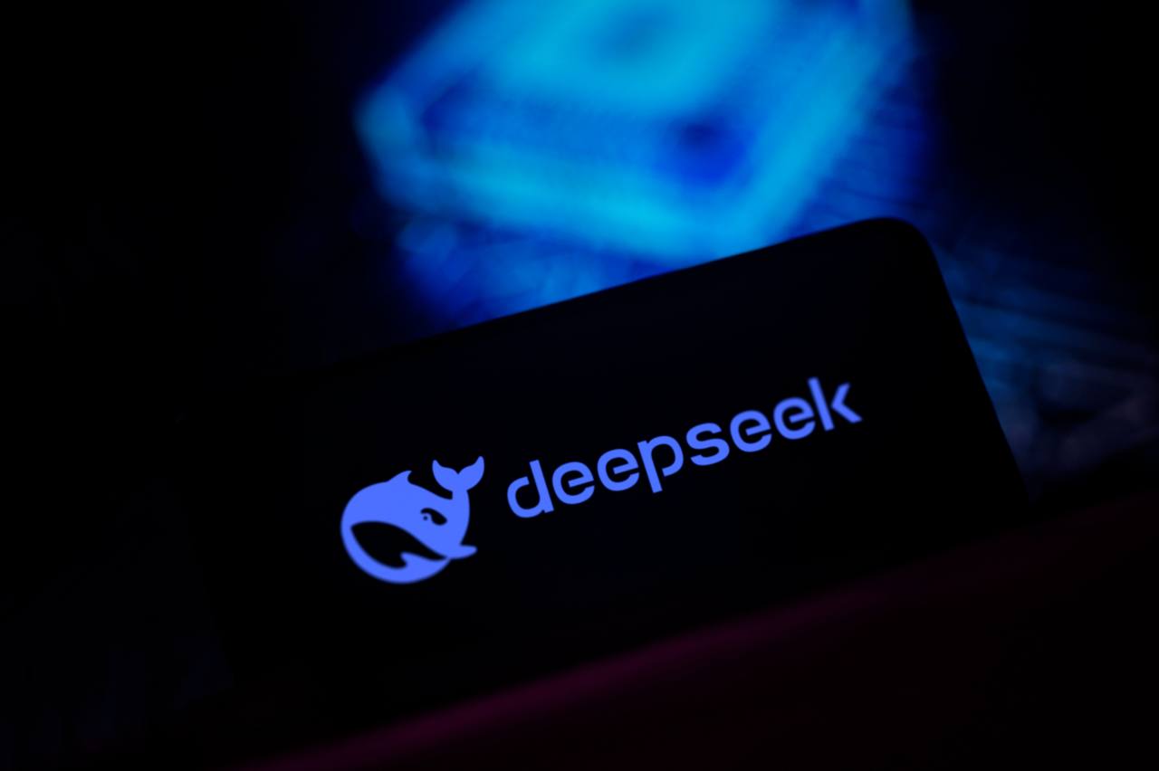 В Китае создали первый в мире кондиционер с искусственным интеллектом DeepSeek  Компания Midea анонсировала новинку Midea T6 — кондиционер, который автоматически анализирует окружающую среду и самостоятельно регулирует температуру, влажность и мощность воздушного потока.   Помимо этого, девайс поддерживает интеллектуальное голосовое управление. Полноценная презентация запланирована на 1 марта.  Искусственный интеллект повсюду — теперь он отвечает и за микроклимат в доме.