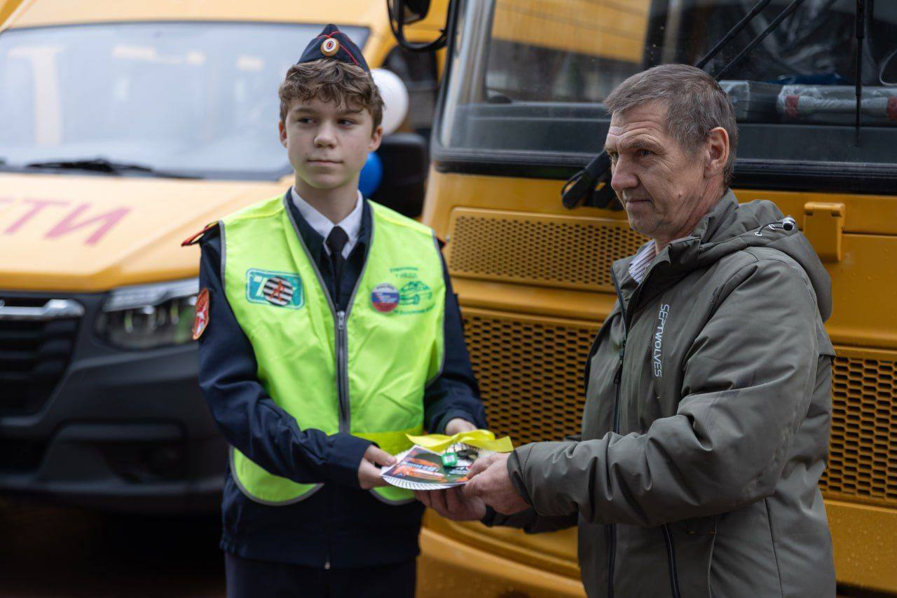 Калужская область обновляет Школьный автобус В Калужской области идет масштабное обновление автопарка Школьного автобуса За последние пять лет муниципалитеты получили 37 новых автобусов благодаря поддержке Правительства РФ Школьный автобус крупнейшее в регионе автотранспортное предприятие которому почти 25 лет Оно обслуживает 292 маршрута общей протяженностью почти 35 тысяч километров Ежедневно школьные автобусы доставляют на занятия секции и экскурсии более 12 тысяч детей Главное безопасность наших детей отметил губернатор Владислав Шапша По его словам это достигается тщательным отбором водителей обновлением автобусов и правильной организацией маршрутов Он также попросил местные власти следить за состоянием дорог по которым ездят школьные автобусы На недавнем мероприятии вместе с опытными водителями участвовали юные инспекторы движения ЮИД ЮИД важное направление воспитательной работы Оно помогает формировать культуру безопасного поведения на дорогах среди молодежи подчеркнул губернатор