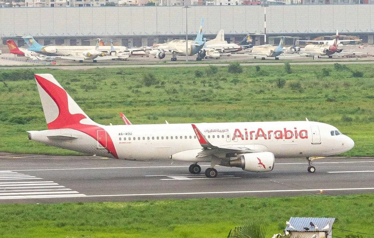 В Индии 29 летний пассажир авиакомпании Air Arabia выпрыгнул из самолёта через минуту после приземления когда лайнер ещё не остановился Он заявил что находился в нестабильном психическом состоянии Фото Saim Munib Unsplash com