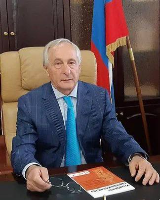 Бывшего главу Верховного суда Адыгеи Трахова лишили неприкосновенности Высшая квалификационная коллегия судей прекратила отставку экс председателя Верховного суда Адыгеи Аслана Трахова в связи с нарушением кодекса судейской этики Причина решения иск Генеральной прокуратуры РФ к семье Трахова Суд постановил обратить в доход государства доли и акции ряда компаний а также значительные имущественные активы В собственность государства были переданы сотни земельных участков и десятки объектов недвижимости в Краснодаре Майкопе и Москве У Трахова в общей сложности изъяли имущество на 13 млрд руб Прокуратура утверждает что за 21 год руководства судами Адыгеи Трахов скрывал имущество оформляя его на 44 родственников и доверенных лиц включая своего сына судью дочь и зятя После лишения Трахова неприкосновенности возможно возбуждение уголовных дел Но это пока не точно   свои фото видео и истории присылайте нашему боту prostokrd bot Подпишись на наш канал в Telegram MAX