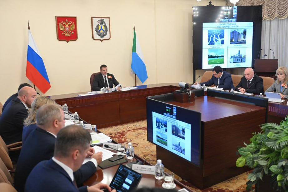 Работу по вовлечению в экономический оборот государственного имущества и земельных участков обсудили на заседании правительства Хабаровского края под председательством губернатора Дмитрия Демешина С 2023 года регион активно включился в реализацию поручения Президента России о проведении комплекса мероприятий направленных на наполнение ЕГРН необходимыми сведениями Как отметил министр имущества Никита Матвеев Хабаровский край занимает лидирующую позицию в ДФО Достигнут 100 результат по границам между субъектами РФ муниципальными образованиями населенными пунктами территориальными зонами и ТОР   Отдельное внимание уделили острову Большой Уссурийский Работы по оформлению земель в собственность края завершаются Три из десяти участков уже оформлены по оставшимся работы закончатся к концу недели   Дмитрий Демешин поручил зампреду правительства по экономическим вопросам Марии Авиловой разработать презентацию по Большому Уссурийскому для потенциальных инвесторов к 1 сентября ХАБАРОВСКИЙ КРАЙ в МАХ