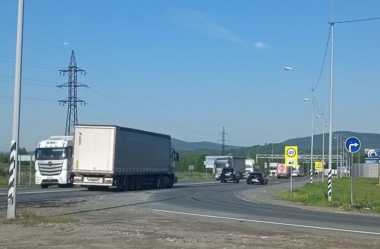 В Челябинской области из-за жары временно ограничили движение для большегрузов. До 18 часов закрыто движение для грузового транспорта осуществляющих перевозку тяжеловесных грузов: – участок автомобильной дороги общего пользования федерального значения М5 «Урал» с 1548 км по 1871 км; – участок автодороги «Подъезд к г. Екатеринбург» с 11 км по 130 км; – участок автодороги А310 «Челябинск- Троицк- гр. с респ. Казахстан» с 16 км по 146 км; – участок автодороги Р254 «Иртыш» Челябинск – Курган – Омск – Новосибирск с 12 км по 465 км; – Р254 «Иртыш» Челябинск – Курган – Омск – Новосибирск, подъезд к г. Тюмень с 0 км по 91 км; – Р354 «Екатеринбург – Шадринск – Курган» с 125 км по 358 км.