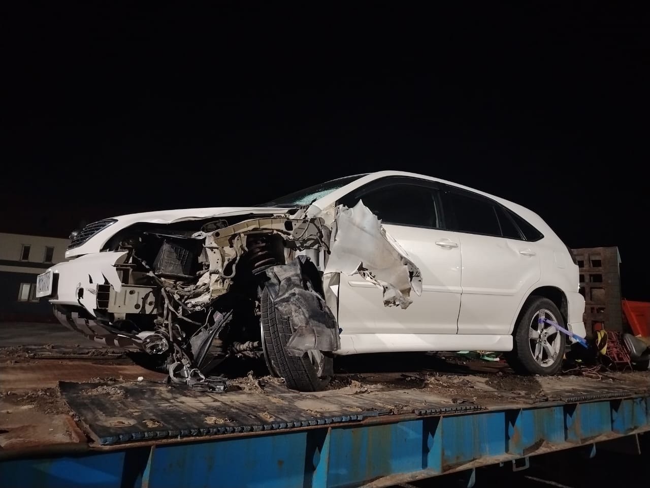В воскресенье в начале десятого вечера на первом километре автодороги Курильск – Буревестник недалеко от базы ООО «Континент» произошло дорожно-транспортное происшествие, в результате которого тяжелейшую травму получил 28-летний мужчина. «По предварительным данным, 33-летний водитель, управляя автомобилем «Toyota Harrier», допустил выезд на полосу встречного движения, врезультате чего совершил столкновение с мопедом «YAMAHA» под управлением 28-летнего водителя. В результате дорожно-транспортного происшествия водитель мопеда получил телесные повреждения. По данному факту проводится проверка», - говорится в официальном сообщении Госавтоинспекции Сахалинской области. Скупую информацию ГАИ дополнили свидетели, которые предоставили фото и видео момента аварии. О этом подробней на сайте «Красного маяка».
