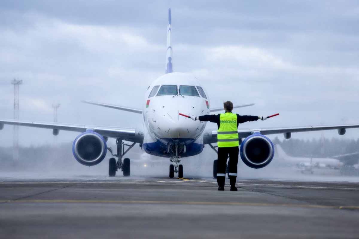 Некоторые рейсы Belavia 17 февраля вылетят с задержкой более 4 часов  При заходе на посадку рейса Belavia B2−912 Москва-Брест в двигатель Embraer-175 попала птица. Самолет не получил видимых повреждений и приземлился благополучно.   Для обеспечения безопасности дальнейших полетов было принято решение о дополнительном техническом осмотре судна.  В итоге самолет заменили на Boeing-737, что повлекло корректировку расписания. Так, задержка каждого из рейсов B2−913  Брест-Москва , B2−914  Москва-Гомель , B2−915  Гомель-Москва  и B2−916  Москва-Минск  превысит 4 часа.