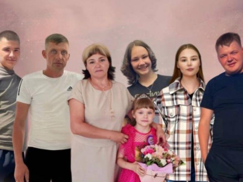 Многодетная семья Нифонтовых из Петровск Забайкальского примет участие в награждении победителей Всероссийского конкурса Семья года которое состоится 15 октября в Москве Семья победила в номинации Семья защитника Отечества И о министра труда и социальной защиты Забайкальского края Александр Михеев отметил что победа Ольги и Романа Нифонтовых это пример патриотизма и уважения к семейным ценностям В конкурсе участвовали 10 8 тысяч семей и из них 460 заявок были рассмотрены после региональных этапов Победителями стали 89 семей в шести номинациях На церемонии им вручат памятные дипломы zabnews ru l 64790 Подписаться в MAX