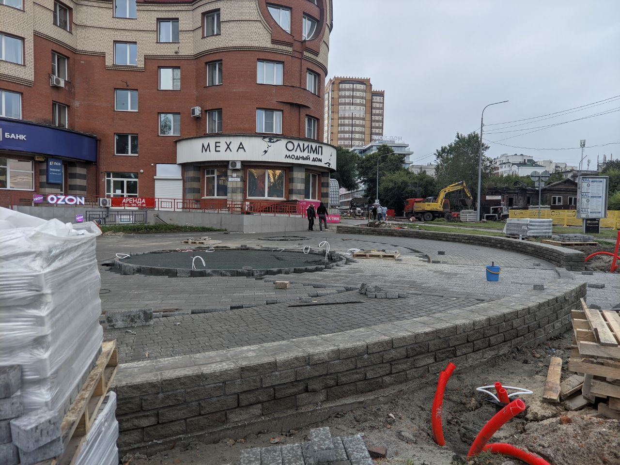 Территорию около будущего памятника Достоевскому в Барнауле почти благоустроили. Фото: amic.ru
