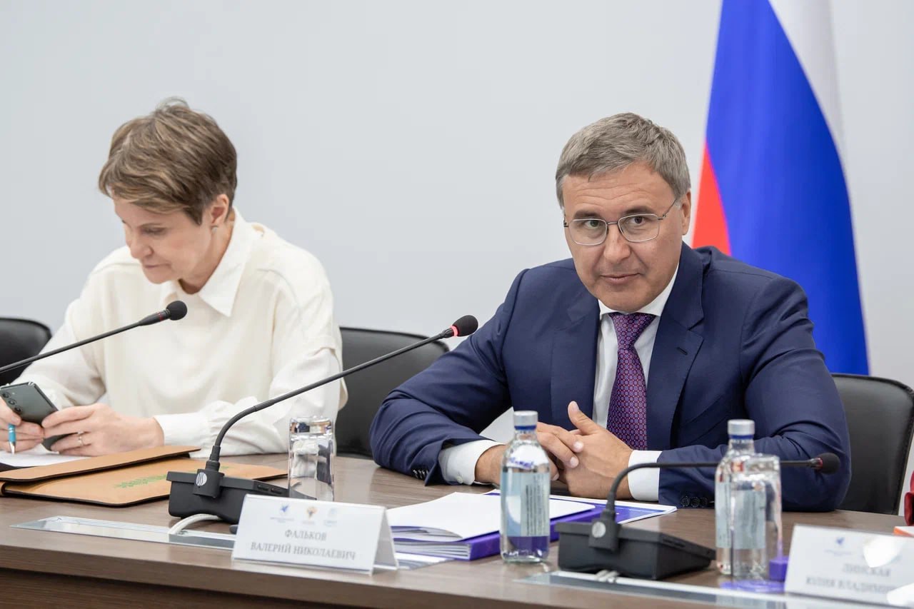 Валерий Фальков обозначил ключевые изменения в системе высшего образования: Вводится единый уровень — высшее образование новая модель обеспечит подготовку полноценных специалистов в один такт . Срок получения образования должен быть достаточным для завершенной подготовки. Для большинства ключевых специальностей — инженеров, врачей, учителей — срок обучения составит 5 лет. Будут и более короткие 4-летние программы, например для сферы туризма и индустрии гостеприимства. 6-летнее образование будет предусмотрено по более сложным наукоемким видам деятельности. Планируется обновить государственные образовательные стандарты. В их основе будет единое ядро, состоящее из социогуманитарной и фундаментальной частей. Принципы, которые положены в разработку стандартов, — это обязательное увеличение практической подготовки и гибкость, то есть возможность подстраивать образование на старших курсах под потребности рынка труда, работодателя и конкретного студента. Важной частью новой модели должна стать более тесная связь высшего образования с системой среднего профессионального образования. В составе федеральных учебно-методических объединений должно быть не менее половины работодателей, которые будут транслировать ожидания от системы высшего образования. Магистратура будет сосредоточена в вузах и научных институтах, где для этого есть соответствующие кадры и учебно-материальная база. Минобрнауки вместе с университетами и работодателями разрабатывает новый перечень специальностей, отвечающий современным вызовам. #образование