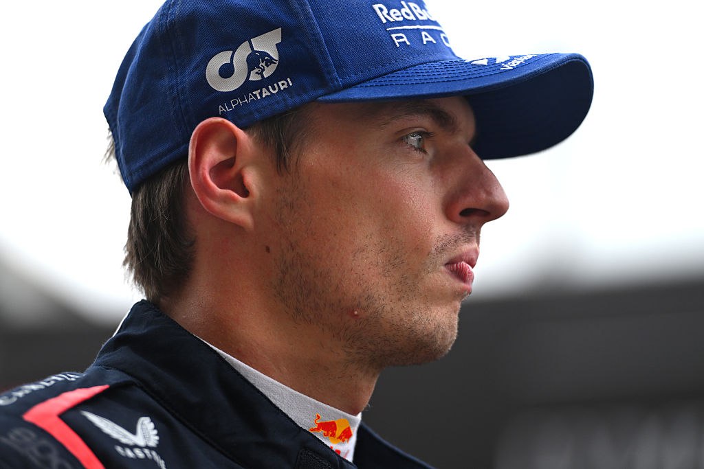 Ферстаппен попал в призеры Гран при Бразилии стартовав с пит лейна Британский гонщик McLaren Ландо Норрис укрепил лидерство в зачете пилотов Формулы 1 выиграв гонку на бразильском автодроме Интерлагос в Сан Паулу Вторым финишировал Андреа Кими Антонелли Mercedes третьим действующий чемпион Макс Ферстаппен Red Bull Главный конкурент Норриса и его партнер по команде Оскар Пиастри показал пятый результат Ферстаппен в квалификации стал 16 м и стартовал с пит лейна из за замены двигателя и других компонентов болида Ранее он сказал что в этом сезоне может забыть о шансах на победу в чемпионате Гонку не смогли завершить гонщики Ferrari Шарль Леклер и Льюис Хэмилтон а также Габриэл Бортолето Kick Sauber Getty Images Подписаться на РБК Спорт