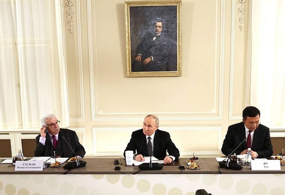 Товарооборот между Россией и Азербайджаном в прошлом году увеличился на 7 процентов. Это неплохой показатель. Об этом заявил президент России Владимир Путин на встрече с руководителями мировых информационных агентств в рамках Петербургского международного экономического форума, отвечая на вопрос председателя Правления АЗЕРТАДЖ Вугара Алиева.  «У нас хорошие проекты - Север-Юг и несколько других хороших направлений - в логистике, в сфере производства, судостроения. Мы готовы загружать бакинский завод нашими заказами. Там есть над чем работать, они [проекты – ред.] имеют хорошее наполнение. Надеюсь, что мы все это будем реализовывать», - сказал глава российского государства.