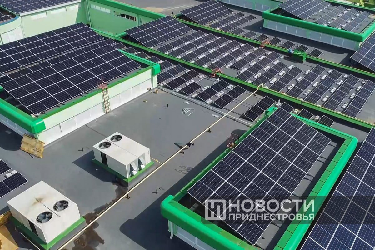 Солнечная энергетика впервые заняла лидирующую позицию в структуре производства электроэнергии Евросоюза, сообщают СМИ со ссылкой на аналитическую компанию Ember. Доля энергии солнца в июне достигла 22,1%. Доля атомной и ветряной генерации составила 21,8% и 15,8% соответственно. Участие угля снизилась до рекордного минимума в 6,1%. В Приднестровье действует закон о поддержке возобновляемой энергетики. Доход от продажи электроэнергии из возобновляемых источников и участки солнечных электростанций 5 лет не облагаются налогом. Оборудование не облагается импортными таможенными пошлинами.