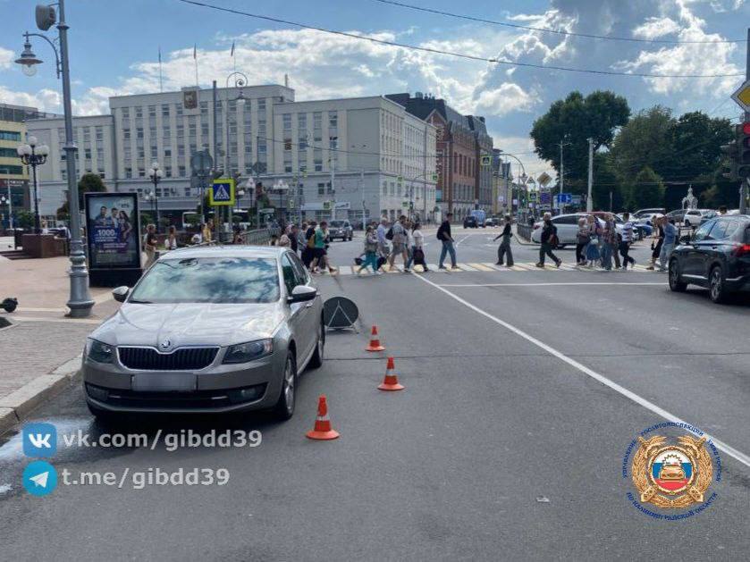 Мужчину сбили на улице Гаражной.   Сегодня днём напротив ТЦ «Калининградский Пассаж» водитель «Шкоды» сбил пешехода, который переходил дорогу вне зебры.   Пострадавший получил травмы.    Подписаться   Прислать новости