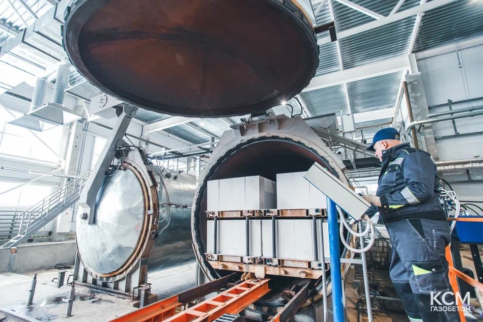 Новый завод по выпуску газобетона в Карелии не смог выйти на проектную мощность Запущенный в 2024 г завод КСМ Газобетон входит в группу Карелстроймеханизация в Карелии спустя год после ввода не смог выйти на плановые показатели загрузки мощностей Производственные мощности предприятия на сегодняшний день составляют 120 000 куб м газобетона в год однако за год с момента запуска завод выпустил около 30 000 куб м Как пояснил директор предприятия Дмитрий Быковский основным сдерживающим фактором стал дефицит кадров и проблема с привлечением сотрудников Завод по выпуску газобетонных блоков автоклавного твердения запустили в Петрозаводске в сентябре 2024 г Он стал первым подобным предприятием в Карелии Первоначальные инвестиции в проект составили около 1 млрд руб Сегодня на заводе производят газобетонные смеси D500 и D600 а в перспективе планируют начать выпуск марки D400 Кроме того до конца 2025 г компания планирует выпустить порядка 6000 7000 куб м газобетона а в следующем году полностью укомплектовать штат сотрудников и выйти на полные производственные мощности   По мнению опрошенных изданием экспертов продукция КСМ Газобетон будет востребована в регионах Северо Запада и в перспективе сможет составить конкуренцию белорусским предприятиям Однако эксперты сходятся во мнении что сначала на заводе необходимо решить кадровый вопрос Подробнее в материале на нашем сайте КСМ Газобетон Подпишитесь на Ведомости Северо Запад