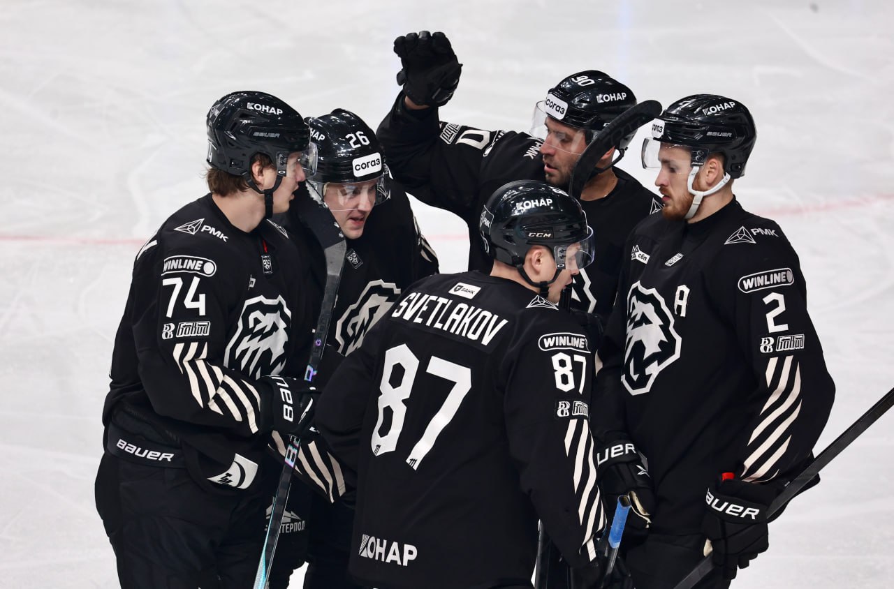 Челябинский Трактор усилился тремя новыми игроками Хоккейный клуб Трактор подписал трех новых игроков В команду черно белых вошли вратарь Дмитрий Николаев из Спартака защитник Михал Чайковски из швейцарского Амбри Пиотте и нападающий Александр Кисаков из московского Динамо Николаев и Кисаков присоединились к черно белым в результате обмена Московские клубы получили за них денежную компенсацию По словам генменеджера Трактора Алексея Волкова сегодня голкипер крайне дефицитная позиция в КХЛ и челябинскому клубу наконец удалось договориться со Спартаком о переходе Дмитрия Николаева В свои 26 лет это уже опытный хоккеист проведший три полных сезона в Лиге и хорошо показавший себя в плей офф Мы рассчитываем что он навяжет конкуренцию Сергею Мыльникову и усилит нашу вратарскую линию подчеркнул генменеджер Подробнее в материале