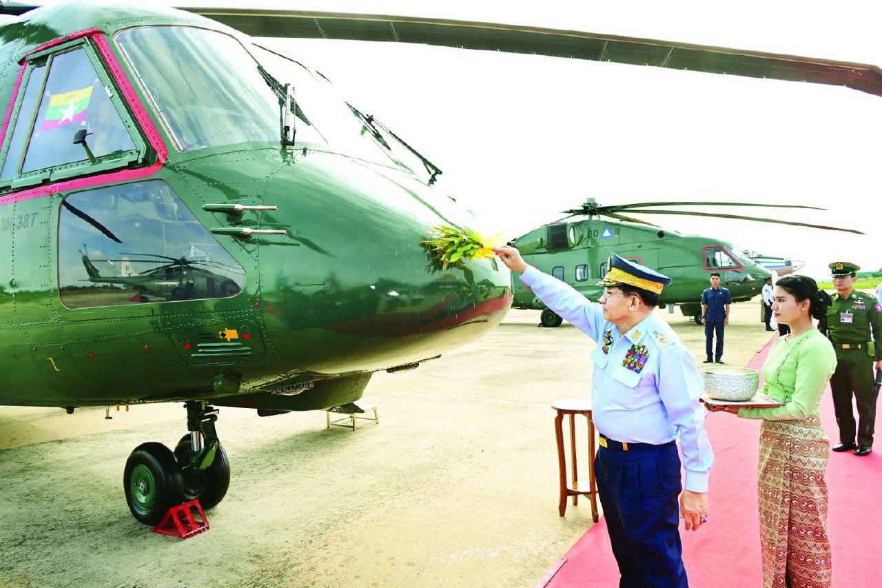 Росвор Рособоронэкспорт наконец то сбыл Мьянме 3 вертолета Ми 38Т средней стоимостью 20 млн каждый Один в VIP исполнении для руководства страны которое не жалко Построены они были в 2020 2021 гг причем машина в элитной комплектации Салон предназначалась для Дениса Мантурова из Минпромоорга Правительства но он на нем отчего то толком не летал Также в запасе у Минпромторга с 2023 г есть Ми 38 2 Салон для президента Зимбабве Эммерсона Мнангагве Но тот его так и не забрал Ми 38 хорошая машина ее в принципе еще можно считать современной Но некоторые ошибки проектирования и сложности с двигателями не позволяют развернуть массовое производство Проще клепать менее безопасные зато куда более универсальные и простые Ми 8 Оставайтесь на канале подробности будут   t me oabch