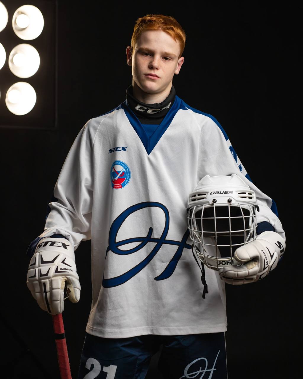 Хоккеисты из ЕАО перешли на новый уровень Сразу два воспитанника биробиджанской школы хоккея с мячом поднялись в Высшую лигу доказав что в нашей области растут настоящие звёзды спорта Данил Здор теперь будет выступать за приморскую команду Арсеньев Восток в амплуа нападающего Путь в хоккей он начинал под руководством своего деда недавно получившего звание Заслуженного работника физической культуры РФ Александра Здора Ранее Данил был капитаном и ключевым игроком биробиджанской Надежды Юниор Дмитрий Ушаков отправился в Заполярье чтобы защищать цвета клуба Мончегорск В амплуа полузащитника игровой номер 69 он принесёт команде опыт побед закалённый в соревнованиях различного уровня за Надежду Юниор и Надежду Поздравляем Данила и Дмитрия с заслуженным шагом вперёд и желаем ярких матчей точных передач и победных голов на новом уровне ну какие молодцы вот это уровень Подпишись на нас в МAХ