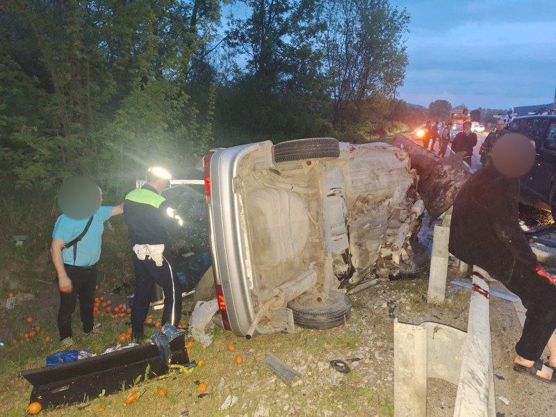‼ В ДТП под Геленджиком погибли 3 человека На автодороге между селом Михайловский перевал и хутором Бетта водитель «Хендай» выехал на встречную полосу где столкнулся с «ВАЗ 2114». По инерции отечественный автомобиль опрокинулся через придорожное ограждение. «Хендай» продолжил движение и совершил лобовое столкновение со встречным "Пежо" с прицепом, в который врезался сзади автомобиль "ВАЗ-2104". На месте ДТП, до приезда скорой помощи, скончались 45-летняя пассажирка и 46-летний водитель "Хендай", а также 57-летний водитель «ВАЗ». Еще один пассажир отечественного автомобиля доставлен в медучреждение с различными травмами. Полиция Кубани ЧП Краснодара и края