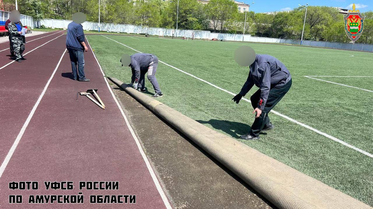 #ВотИвсё  В Благовещенске возбуждено уголовное дело по факту мошенничества при выполнении работ по капитальному ремонту пришкольной территории     По данным следствия, подозреваемый в период с августа по октябрь 2024 года в нарушение требований муниципального контракта не выполнил ремонтные работы спортивного стадиона средней общеобразовательной  школы №2 г. Свободного, что привело к выводу из строя системы водоотведения и частичному разрушению асфальтобетонного покрытия.  Несмотря на это, он,  путем обмана заказчика, изготовил и подписал документы, свидетельствующие о выполнении контракта в полном объеме, что привело к хищению бюджетных средств на сумму более 2,5 млн рублей.