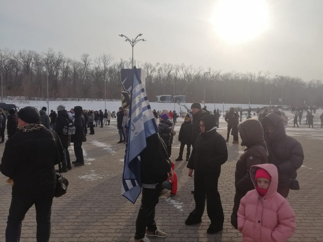 Матч между "Адмиралом" и "Сибирью" могут перенести из-за энергоаварии.  Из-за аварии на энергосетях ДРСК пригород Владивостока от Санаторной до Трудового остался без света. Под отключение попала и "Фетисов Арена".  Болельщики пока мёрзнут на морозе. О сроках подачи света энергетики  не сообщают. Саму игру могут перенести на неопределённое время.  Подписывайся