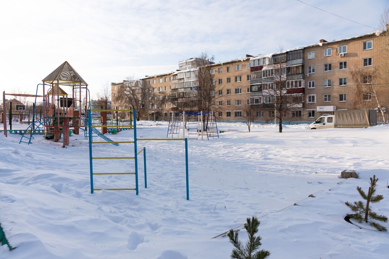 Школьник сломал позвоночник на ледяной горке в Челябинске 12 летний школьник сломал два позвонка катаясь на самодельной горке во дворе в поселке Новосинеглазово Сейчас шестиклассник лежит в больнице Челябинска Как сообщили в соцсетях благотворительного фонда Эстафета добра ему предстоит длительная реабилитация Инцидент произошел еще 1 января Как рассказали в фонде школьник катался с друзьями на горке паровозиком В один момент товарищи подскочили на бугорке школьник неудачно приземлился После этого у него сильно заболела спина Снимок удалось сделать в Челябинской детской областной больнице Врачи поставили диагноз компрессионный перелом двух позвонков Он будет находиться в отделении травматологии до 12 января на вытяжке позвоночника Потом выписка домой и полугодовой период реабилитации рассказали в фонде В пресс службе ГУ МВД по Челябинской области Вечерке сообщили что полиция проводит проверку Подписаться на vecherchel Поддержать Читать в Мах