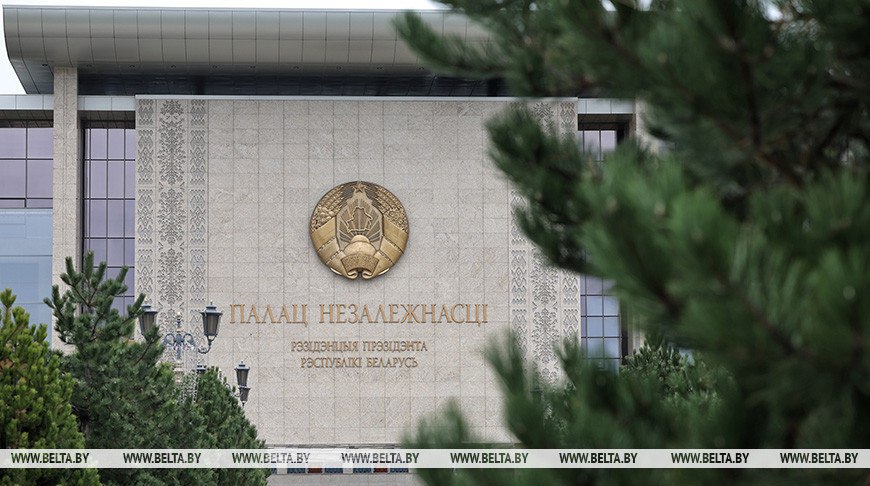 В Беларуси отрегулированы вопросы назначения гражданам трудовой пенсии за периоды работы в Украине   Президент Беларуси Александр Лукашенко 14 августа подписал указ № 307 "О назначении пенсий отдельным категориям граждан за работу в Украине".   Документом вносятся изменения в указ от 30 августа 2014 года №420 "О лицах, прибывших в Республику Беларусь", которым установлен порядок оказания помощи тем, кто приехал из Украины и оказался в трудной жизненной ситуации.   Принятие нового указа связано с тем, что прекратилось действие межправительственного соглашения Беларуси и Украины о гарантиях прав граждан в области пенсионного обеспечения от 14 декабря 1995 года  оно было денонсировано Украиной  и, как следствие, утратили силу правовые основания для включения в стаж работы при назначении трудовой пенсии в Беларуси периодов работы на территории Украины с 1 января 1992 года до 1 июля 1998 года.   Реализация указа будет способствовать социальной защите прав граждан, постоянно проживающих в Беларуси и имеющих периоды работы в Украине.  Расходы на выплату пенсий в связи с принятием указа будут обеспечены в пределах ежегодно планируемых средств бюджета государственного внебюджетного фонда социальной защиты населения.   Поддержать канал бустами   Inst  TikTok  ВК  OK  FB