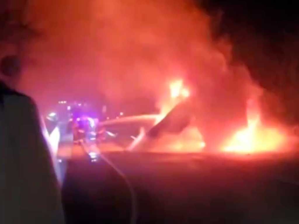 На трассе в Сочи загорелся грузовик Инцидент произошел сегодня ночью на 103 м километре автодороги А 147 Джубга Сочи в районе поселка Мамедова щель Прямо на трассе самопроизвольно загорелся грузовик JAC сообщает сочинская Госавтоинспекция Сотрудники ГАИ перекрыли проезжую часть пока пожарные ликвидировали возгорание В результате автомобиль полностью выгорел Пострадавших нет