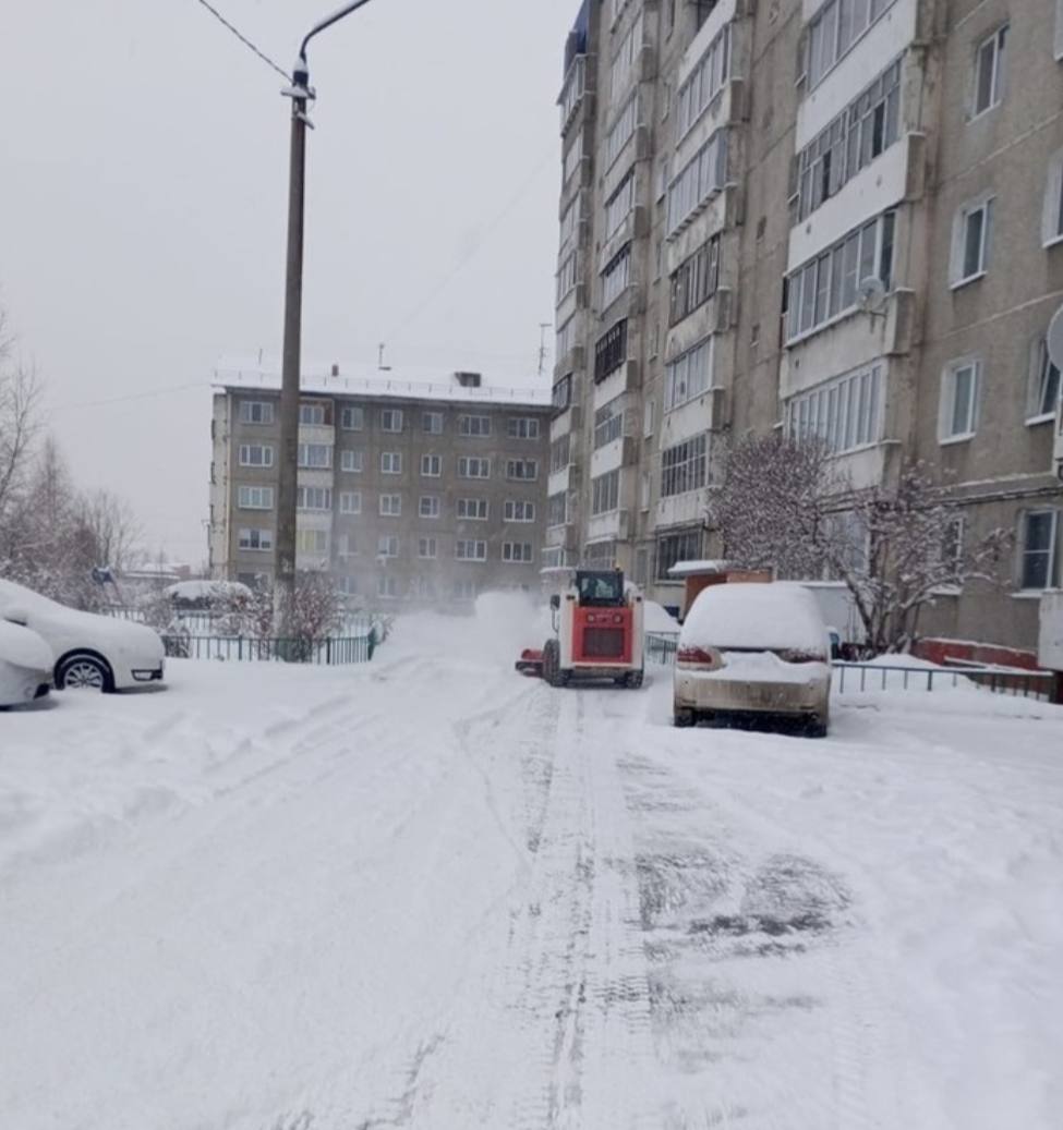 В Иркутске усилили контроль за уборкой снега во дворах по поручению мэра Руслана Болотова. Специалисты надзора проверяют работу управляющих компаний.   В уборке участвуют 959 рабочих и необходимая техника, очищая более 6800 дворов. Отдельная бригада из 70 человек занимается расчисткой 890 лестниц, уделяя внимание тропинкам и подъездам, а также проводя противогололедную обработку. Механизированная уборка осуществляется в некоторых микрорайонах и на определенных улицах, особенно около социальных объектов.  За сутки высота снежного покрова увеличилась на 15 см, достигнув 23 см, что составляет половину месячной нормы осадков.    Хотите чем-то поделиться? Присылайте фото и видео нам   Лучшее опубликуем!