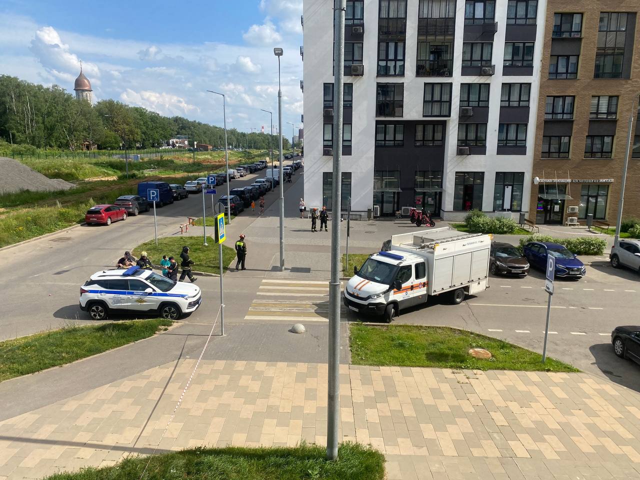 Мужчина поставил на уши всю Коммунарку в Москве, угрожая сбросить гранату с балкона.  Не очень адекватный и, скорее всего, нетрезвый житель Скандинавского бульвара орал с 8 этажа 15-этажного дома, что всех взорвёт. На место прибыли полиция и спасатели. Спектакль они наблюдали еще несколько минут. Причем, возмутитель спокойствия грозился и сам сигануть вниз, вслед за боеприпасом.  После переговоров буян успокоился и спустился вниз, прямо в ласковые руки полицейских. Что ему взбрело в голову выяснят уже в отделе.
