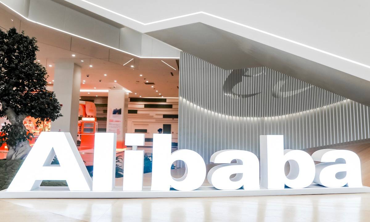 Новый метод Alibaba сокращает расходы на обучение ИИ для поиска на 88% Метод ZeroSearch позволяет обучать языковые модели без обращения к внешним поисковым системам. Вместо реальных запросов используются уже обученные модели, генерирующие ответы, имитируя выдачу. Это снижает затраты на обучение до 88%: например, 64 000 запросов через Google API стоят $586,70, а с ZeroSearch — $70,80. Метод повышает доступность ИИ-разработок для небольших команд и уже применяется в моделях семейства Qwen. Мы из будущее
