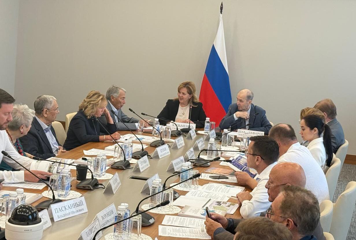 Первый в России город, ориентированный на многодетные семьи, презентовали на совместном заседании Ассамблеи региональных общественных советов в сферах строительства и ЖКХ и Комиссии по обеспечению эффективности архитектурно-строительного проектирования Общественного совета при Минстрое России под руководством главы НОПРИЗ, заместителя председателя Ассамблеи Анвара Шамузафарова. Принял участие в мероприятии.  Условное название города – «Менделеевград» в честь знаменитого русского учёного-энциклопедиста Дмитрия Ивановича Менделеева, который был семнадцатым ребёнком в семье. И сам глубоко занимался проблемами демографии и народонаселения России.  Реализовать такой проект планируют в Новгородской области в Трубичинском сельском поселении на территории 150 га. В городе предполагается смешанный тип малоэтажного жилья.  Он рассчитан примерно на 5000, более половины из которых – дети. Строительную документацию уже разрабатывают.    Также на мероприятии представили генеральную схему расселения территории страны за счет создания и развития сельских поселений, которую разрабатывает Национальное объединение проектировщиков и изыскателей. Анвар Шамузафаров призвал поддержать сохранившиеся малые города и села, в первую очередь, за счет частных инвестиций, ориентируясь на потребности людей. Для успешного решения столь масштабных задач необходимо осуществить переход к опережающему развитию новых типов жилой среды, отвечающих дружественным человеку природоцентричным формам жизнеустройства  и развивать системы интернет-связи.