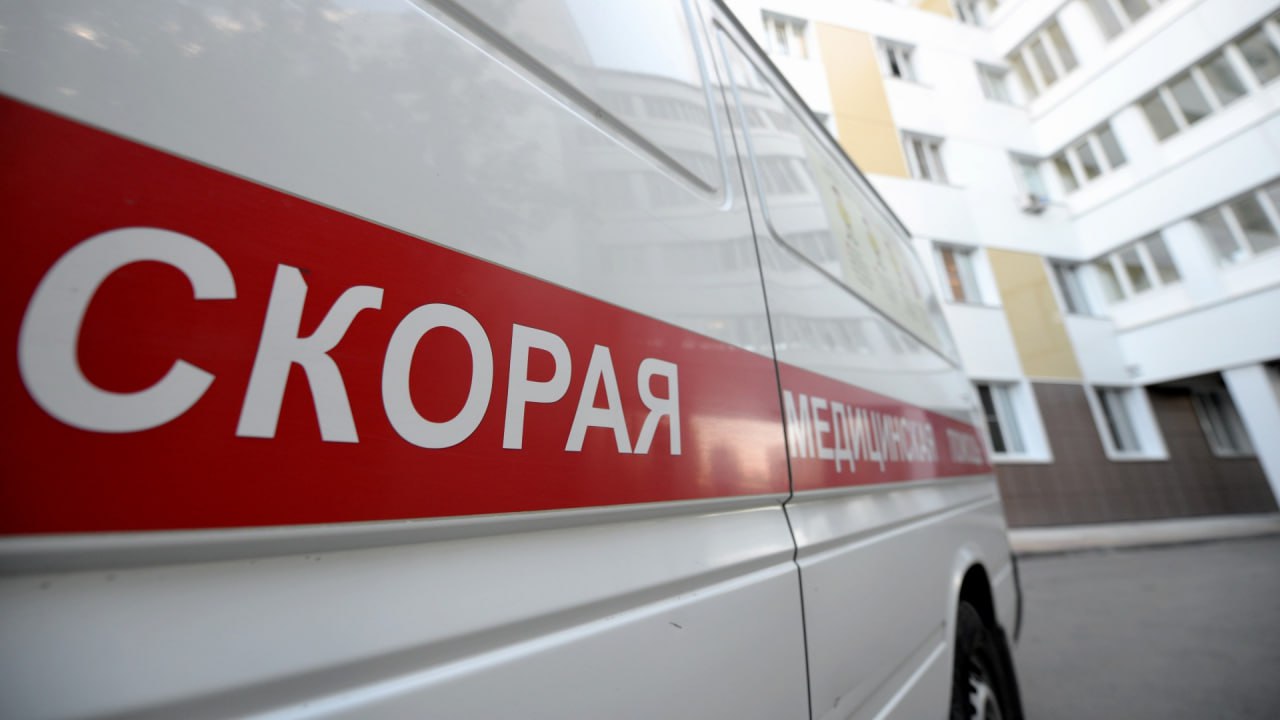 Школьник загорелся на шашлыках и попал в реанимацию. Он получил ожоги 35% тела. Инцидент произошел в селе Богучаны. По информации телеграм-канала Shot, 3 мая школьник приехал в гости к старшей сестре. Родственники решили пожарить мясо. Сестра пыталась разжечь угли специальной жидкостью, но бутылка вспыхнула, вылетела у нее из рук и случайно облила брата. В результате одежда школьника загорелась и его с ожогами доставили в реанимацию. В региональном СК подтвердили «ПМ», что старшая сестра действительно случайно облила брата жидкостью для розжига. В ведомстве сообщили, что подростка бортом санавиации доставили в Красноярск. В реанимации у школьника диагностировали ожог 35% поверхности тела. Сейчас следователи проводят проверку.