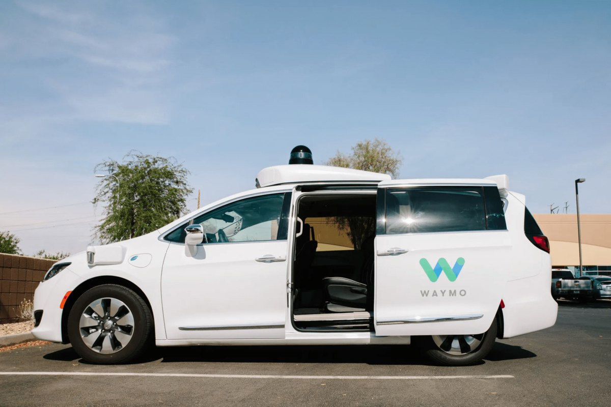 Сервис беспилотных такси Waymo ведёт переговоры об инвестициях в 15 млрд при оценке в 100 млрд узнал Bloomberg Раунд должна возглавить материнская компания Waymo Alphabet В октябре 2025 года компанию оценивали в 45 млрд vc ru transport 2653723