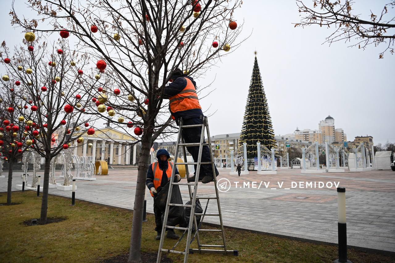 Сегодня в Белгороде начали убирать новогодние украшения    На демонтажные работы понадобится около трёх недель.  Кроме того, Валентин Демидов сообщил, что в этом году проведут ревизию новогодних украшений:  «Практически вся новогодняя иллюминация эксплуатируется в городе с 2021 года. Она включена до 15 часов в сутки. Подвергается воздействию атмосферных осадков. Работает и в дождь, и в снег, и при перепаде температур. К сожалению, бывают случаи вандализма.   Поэтому поставил задачу БГБ провести комплексную ревизию всех декоративных элементов. По итогам мы сформируем план ремонтных работ  как правило, порядка 20% украшений . Часть декора, по опыту прошлых лет, не подлежит ремонту, его необходимо будет менять».    Подпишись на «Белгород №1»