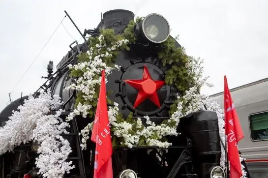 Амурская область в преддверии 9 Мая вновь встретит ретропоезд Победа Об этом сообщает пресс служба ЗабЖД   Праздничный рейс будет посвящен 81 й годовщине Победы в Великой Отечественной войне Военно патриотическая акция пройдет на Забайкальской магистрали уже в четвертый раз В путь ретропоезд отправится 29 апреля Состав остановится на 14 станциях в Приамурье Бурея Завитая Екатеринославка Белогорск Благовещенск Серышево Свободный Шимановск Ушумун Магдагачи Талдан Сковородино Уруша Ерофей Павлович и на трех в Забайкалье Амазар Могоча Зилово Свой маршрут поезд завершит 9 мая в Чите большим праздничным концертом На всем маршруте протяженностью для гостей праздника будет представлена тематическая концертная программа с участием артистов шоу проекта Вневременье Читинского дворца культуры железнодорожников и ансамбля песни и пляски Пограничного управления ФСБ России по Забайкальскому краю В голове праздничного эшелона будет находиться легендарный паровоз послевоенной серии Л Лебедянка В ретросостав будут включены платформы с образцами военной техники платформа сцена вагон теплушка и пассажирские вагоны Фото Порт Амур Ирина Книпович