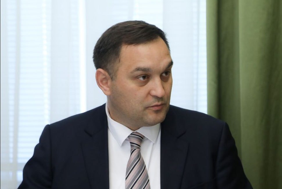 Экс-министра образования Пензенской области Алексея Комарова задержали в Москве. Его обвиняют в превышении должностных полномочий, сообщил источник РЕН ТВ. По предварительным данным, сумма ущерба за откаты Комарова на посту министра — 16 млн рублей. Последнюю должность советника губернатора региона задержанный занимал на протяжении двух недель, затем был уволен. : Министерство образования Пензенской области Отправить новость