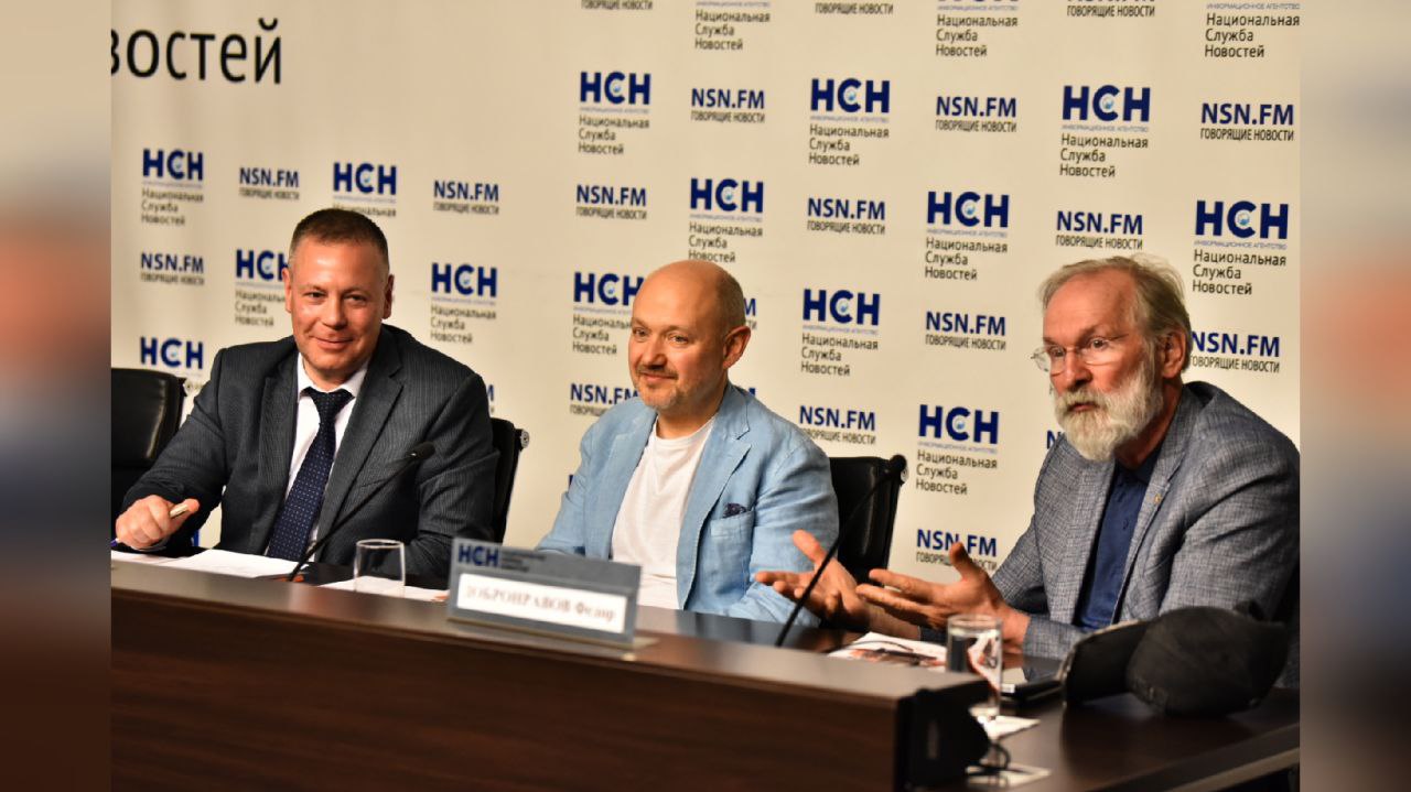 На площадке Национальной службы новостей презентовали 20-й кинофестиваль семейных и детских фильмов «В кругу семьи». В девятый раз принимаем его в нашем регионе. Для нас это честь и гордость. Благодарю организаторов за доверие, главного вдохновителя, яркого, творческого и энергичного человека Александра Сергеевича Ковтунца – за то, что фестиваль растет, развивается и каждый раз удивляет. И эта динамика видна наглядно. Если в 2023 году в программе показов было 42 фильма из девяти стран, то в этом нас ждет уже 157 картин из 43 государств. Премьеры и творческие встречи с артистами состоятся на разных площадках в Ярославле, Рыбинске, Тутаеве, Борисоглебском, Карабихе и в поселке Михайловском Ярославского округа. В прошлом году фестиваль собрал более 10 тысяч зрителей, в этот раз охват будет еще больше. Наш регион имеет свои узнаваемые визитные кинокарточки, наши города можно увидеть в самых популярных картинах: «Иван Васильевич меняет профессию», «Афоня», «Большая перемена», «12 стульев» и других. И сейчас Ярославская область популярна у кинематографистов благодаря своему богатому историческому наследию, красивой природе, удобной географии и логистике. Многолетняя прописка кинофестиваля в Ярославле свидетельствует о том, что мы регион, где хранят культуру, традиции и семейные ценности. В Ярославской области более 143 тысяч семей, 16 тысяч из них – многодетные. И мы поддерживаем родителей с детьми, вводим новые виды помощи. Одни из последних решений – региональный семейный капитал, стимулирующие выплаты для мам-студенток и женщин, которые рожают первого ребенка до 25 лет, второго – до 27 лет, а третьего и последующих – до 29 лет. Особое место занимает поддержка семей участников СВО. Проведение фестиваля укрепляет наши позиции и как событийного центра. Только закончилась грандиозная по масштабу, составу и активностям Театральная неделя, как нон-стопом начинается не менее знаковое и звездное мероприятие киноиндустрии. Для нас важно, чтобы все события проходили на высоком уровне. Мы к ним тщательно готовимся, приобретаем необходимое оборудование, чтобы и участники, и зрители получали только положительные впечатления.