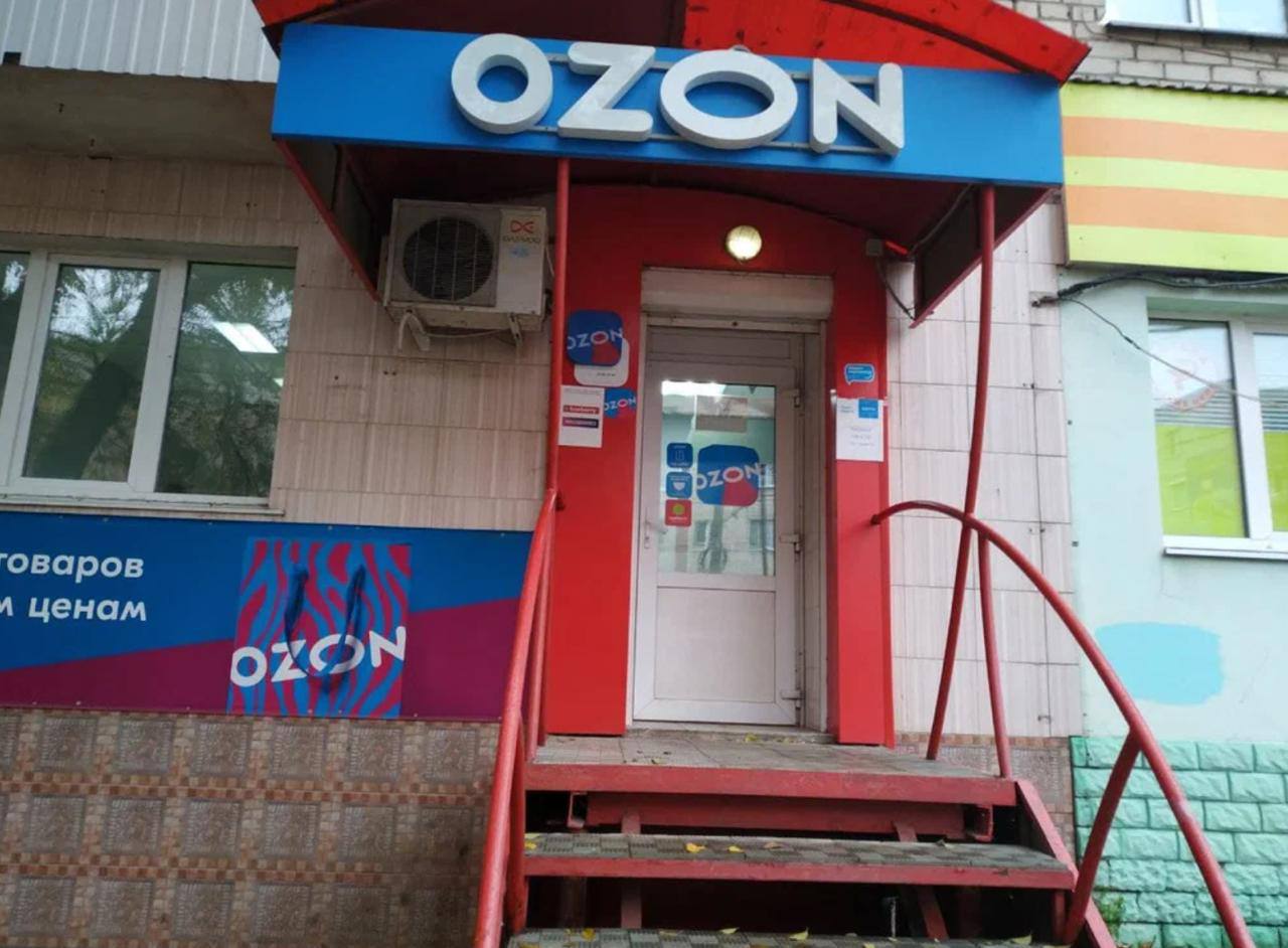 Ozon банк идет в офлайн: в пунктах выдачи заказов появились филиалы Первые четыре точки продаж банка открылись в пунктах выдачи заказов ПВЗ в Москве, Екатеринбурге, Перми и Питере. Там помогут оформить карту, открыть накопительный счет или проконсультировать по другим продуктам. Пока в виде пилота, который продлится до конца 2025 года. Если проект окажется удачным, то сеть будут расширять. В Ozon банке считают, что хоронить офлайн-формат работы для финтеха и полностью переходить в онлайн еще рано. К примеру, банк намерен развивать и сеть своих банкоматов. Сейчас банк предлагает своим клиентам дебетовые карты, накопительные счета и вклады, тестируется выдача кредитных карт. Кроме Ozon, дочерние банки есть у Wildberries и «Яндекс», но ни банкоматов, ни отделений у них нет. Фото: yandex. ru