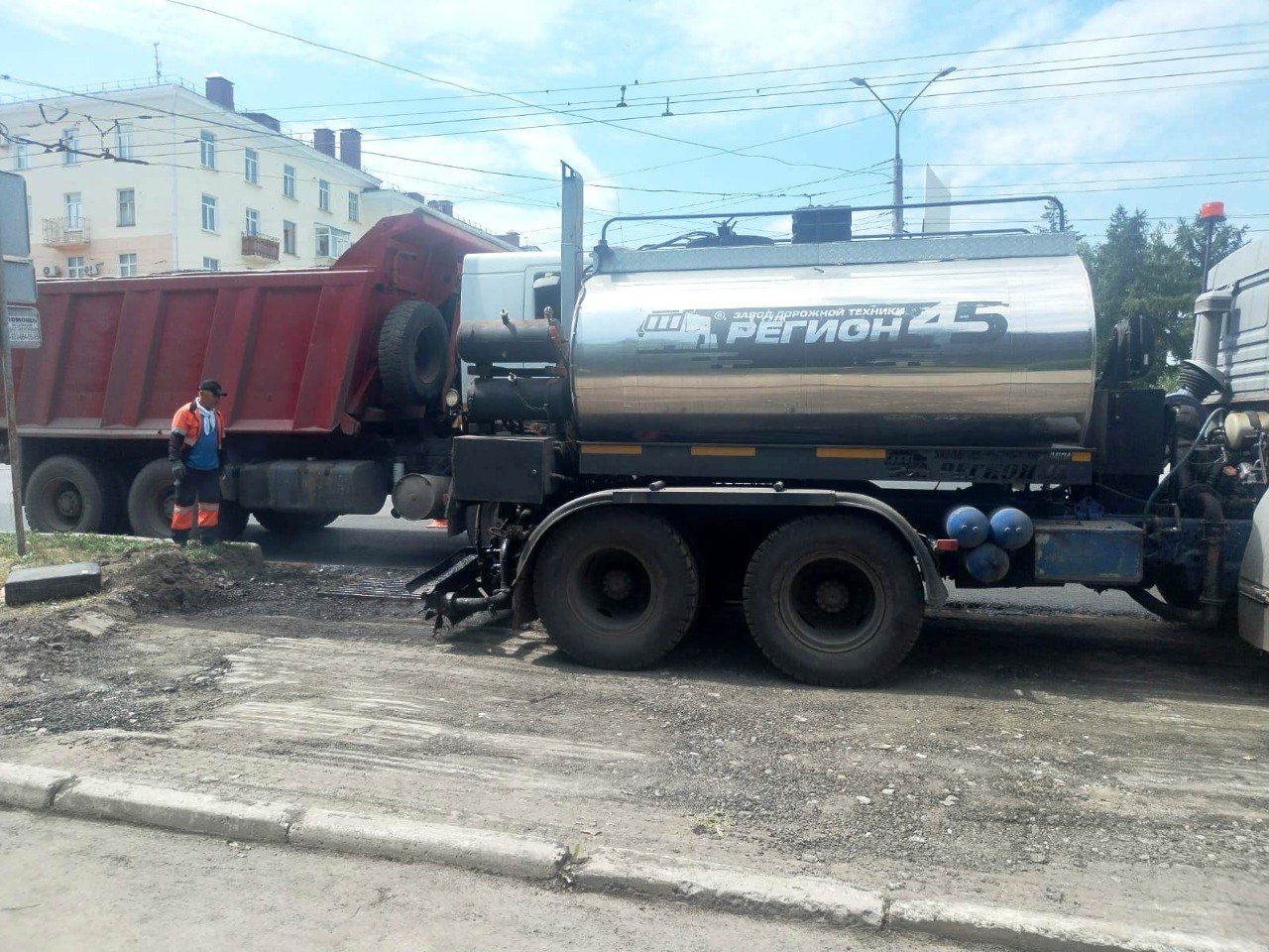 Дорожники устраняют колейность на дорогах. Сейчас ремонт деформаций верхнего слоя проезжей части завершается на пр. Карла Маркса: на участке от ул. Циолковского до ул. Серова. Такие же работы будут проведены в рамках гарантийных обязательств на ул. Интернациональной: на участке от ул. Герцена до ул. Тарской.  В первой половине июля дорожные службы отремонтируют участки с высокой колейностью на ул. Гагарина — в районе ООТ «Госпиталь», на Ленинградской площади — в направлении от ул. Ленина до пр. Карла Маркса. Затем в планах выравнивание верхнего слоя асфальтового покрытия на ул. Фрунзе: от спуска с метромоста и на участке под мостовым сооружением.